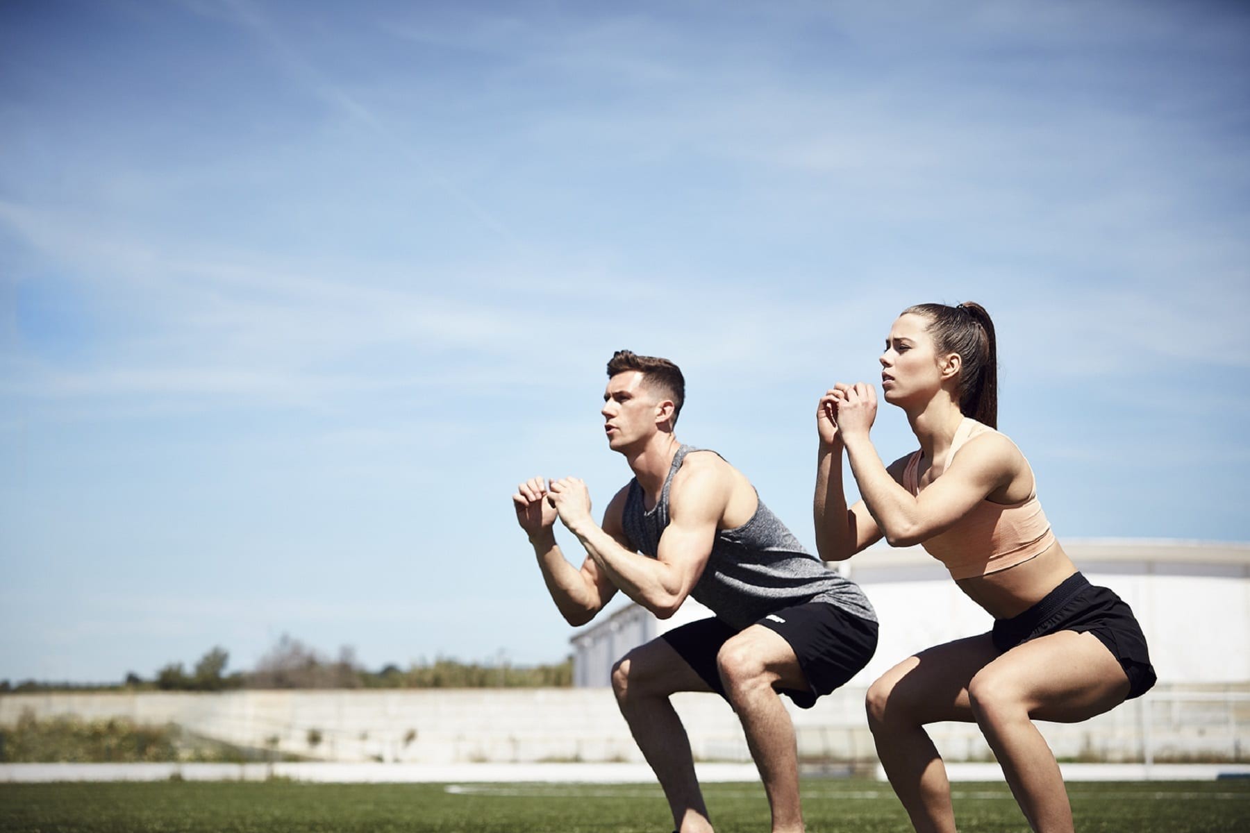 Squat là bài tập nâng lên hạ xuống thân người tác động đến các nhóm cơ mông, đùi Squat là bài tập nâng lên hạ xuống thân người có tác động đến các nhóm cơ mông, đùi